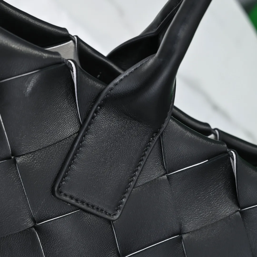 MAXI CABAT tote handbag 😎 ✧Bottega veneta.͙Hand-woven has its own characteristics, the original lambskin 🐑I really like their craftsmanship. Whether it is a bright bright color or a low-key dark color, it looks very textured when you pick it up. It seems that all colors can be made to look good, and it is also very convenient for daily wear. It is a classic and fashionable must-have. If you like it, hurry up ؔʶ̷ ˡ̲̮ ؔʶ̷✧ Size: 33*23*12, model number [9891#]